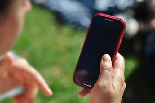 Telefone Android na mão