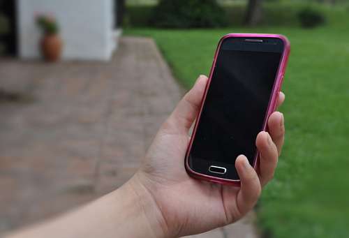 Telefone Android na mão