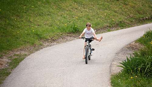 Menininha, montando uma bicicleta