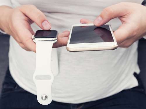 primeira pessoa Mulher, usando, telefone, e, smartwatch