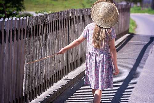 Menina andando