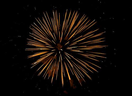 Fogos de artifício colorindo o céu do ano novo