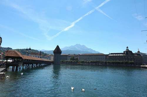 hermoso Vista de un lago en Suiza - Hermoso día soleado y helado.