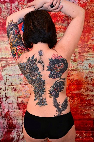 Mulher jovem, tatuado, ligado, dela, costas