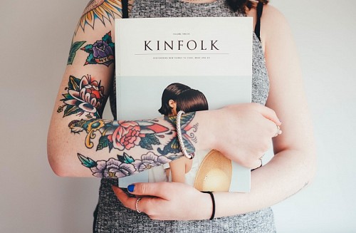 Menina, com, tatuado, braços, segurando, livro
