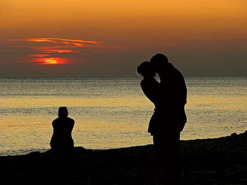 Casal apaixonado ao pôr do sol