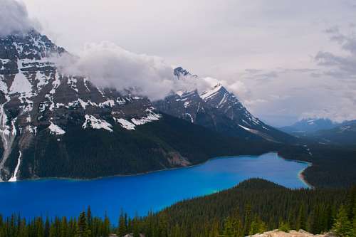 montanhas nevadas Lago azul