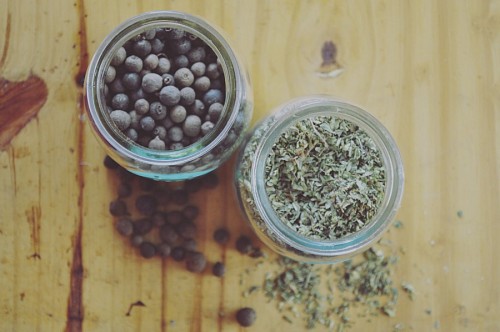 oregano frascos com pimenta da Jamaica e orégano