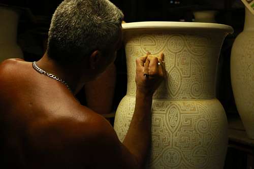 modelagem Homem, decorando, um, vaso