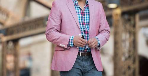 Homem, em, terno cor-de-rosa