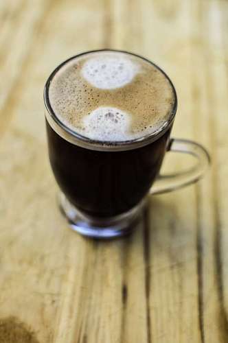 Café expresso em fundo de madeira