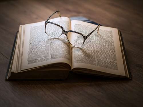 conhecimento Livro e óculos