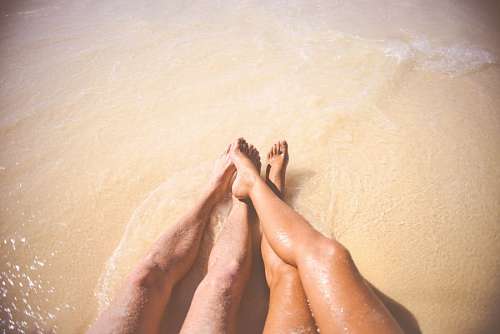 sentimentos Pernas de casamento entrelaçadas na praia