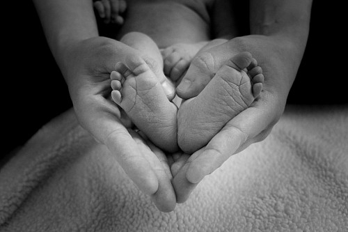 cobertor Pés de bebê mantidos por sua mãe