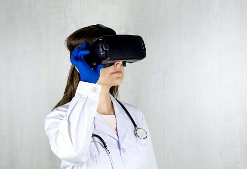 close-up de médica usando realidade virtual