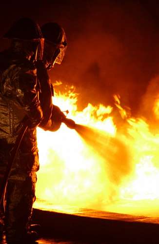 capacete de trabalho Bombeiros em um incêndio