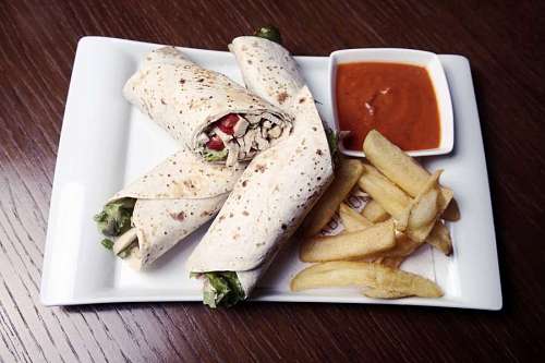 Doner Kebab con papas fritas.