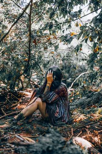chorando Mulher triste na floresta