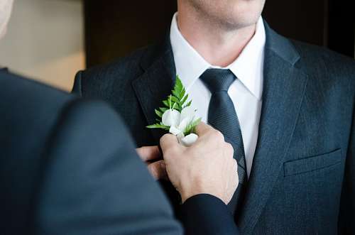 Noivo se preparando para seu casamento