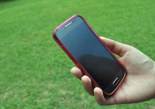 Telefone Android na mão