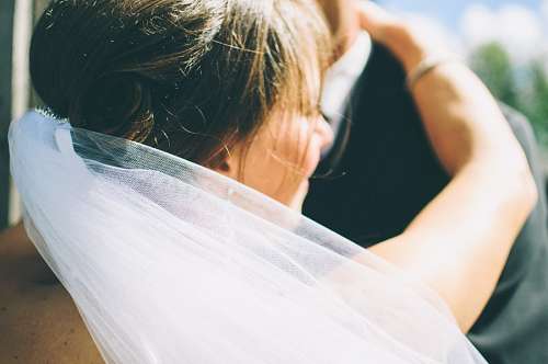 esposa Esposa abraçando seu novo marido
