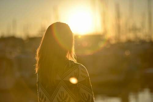 Mulher ao pôr do sol