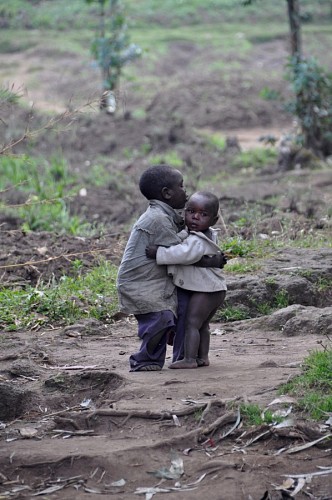 outro Africano crianças dando um ao outro um abraço