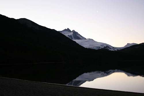 montanhas nevadas Lagoa com reflexo das montanhas ao pôr do sol