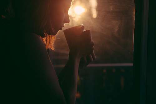 Mulher bebendo café