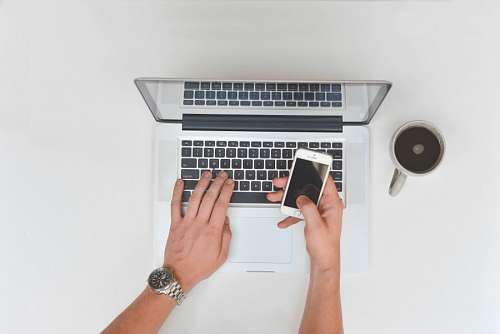 Homem, com, laptop, café bebendo