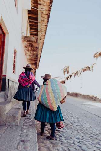 cobra Duas mulheres caminhando nas ruas de Cusco, Peru
