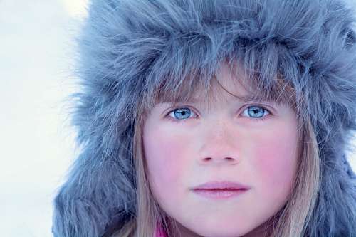 olhos azuis Garota de olhos azuis olhando para a câmera