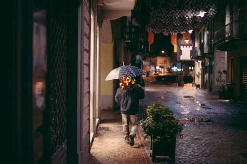 Suitor na chuva com buquê de flores