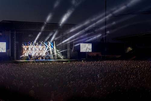 Multidão em concerto com luzes