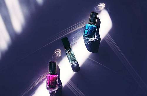 esmalte Três garrafas de esmaltes coloridos na superfície