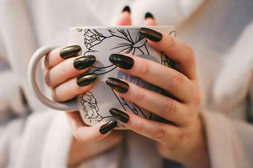 copos de ceramica Mulher, com, pretas, manicure, com, branca, e, cinzento, floral, copo cerâmico