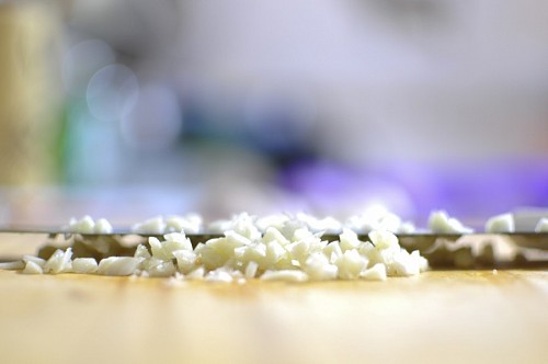 laminado Alho e tábua de cortar efeito Bokeh