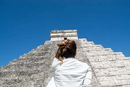 viagem ao mexico Mulher por trás olhando para a grande pirâmide maia de Chichen Itza