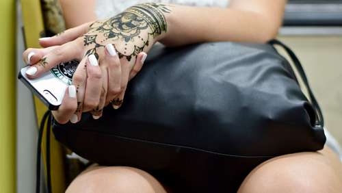 Mulher, em, transporte, com, tatuagem