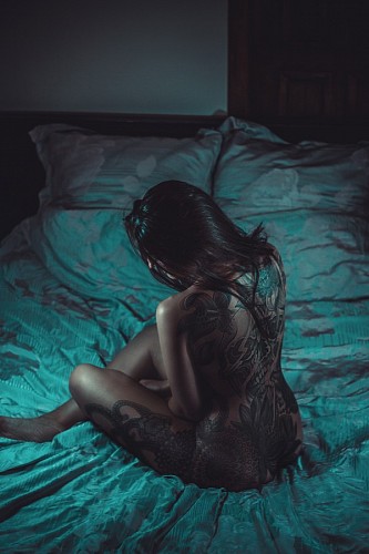 Pelada, mulher, com, tatuagens, mentindo, cama