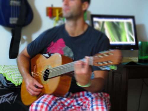 Homem, tocando violão