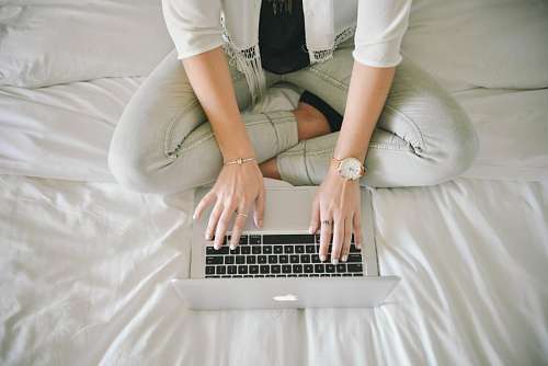 viagens de negocios Mulher, com, laptoop, cama