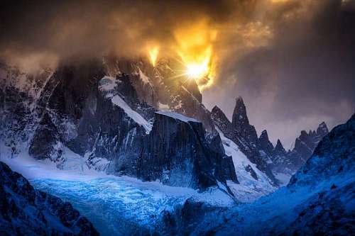 cruzado Raio de Sol no Cerro Fitz Roy, El Chaltén, Patagônia, Argentina