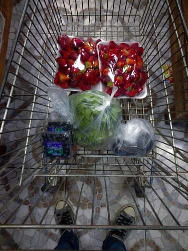 Carrinho com frutas