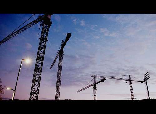 guindastes Guindastes mecânicos trabalhando ao pôr do sol