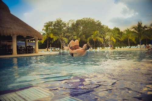 emocionante Pulando na piscina