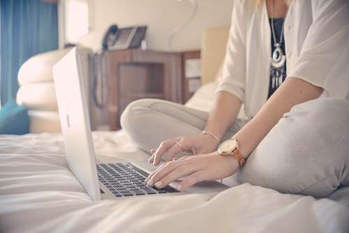 rede social Mulher, com, laptoop, cama