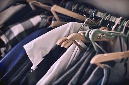 cabides cabideiro com roupas