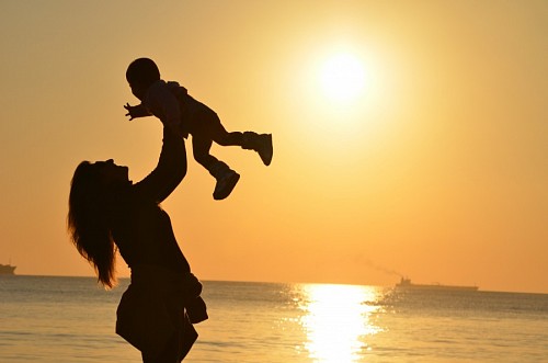 levantamento Mãe para filho amor na praia