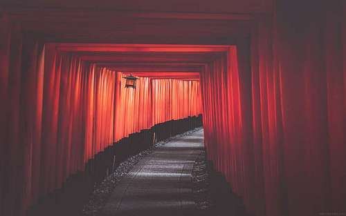 Túnel asiático pintado de vermelho
